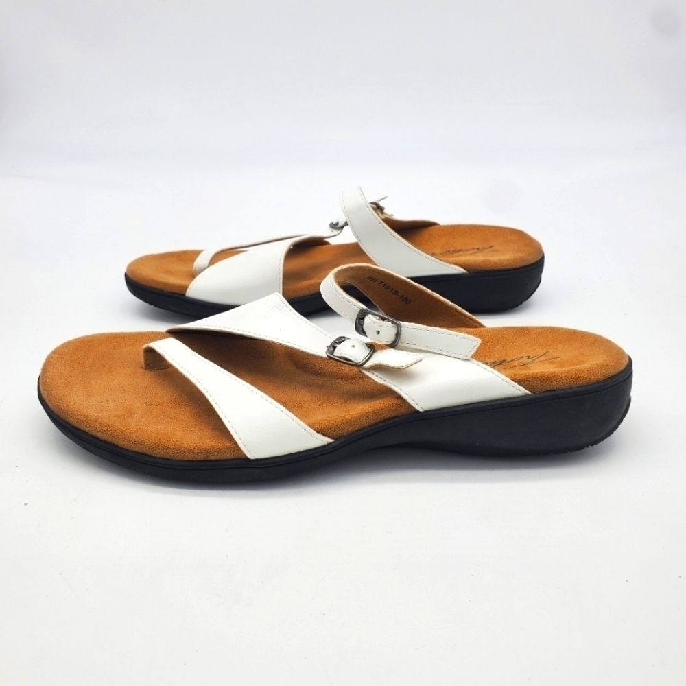 Trotters Shoes Women 9 The Vanna Buckle Thong Sandals White